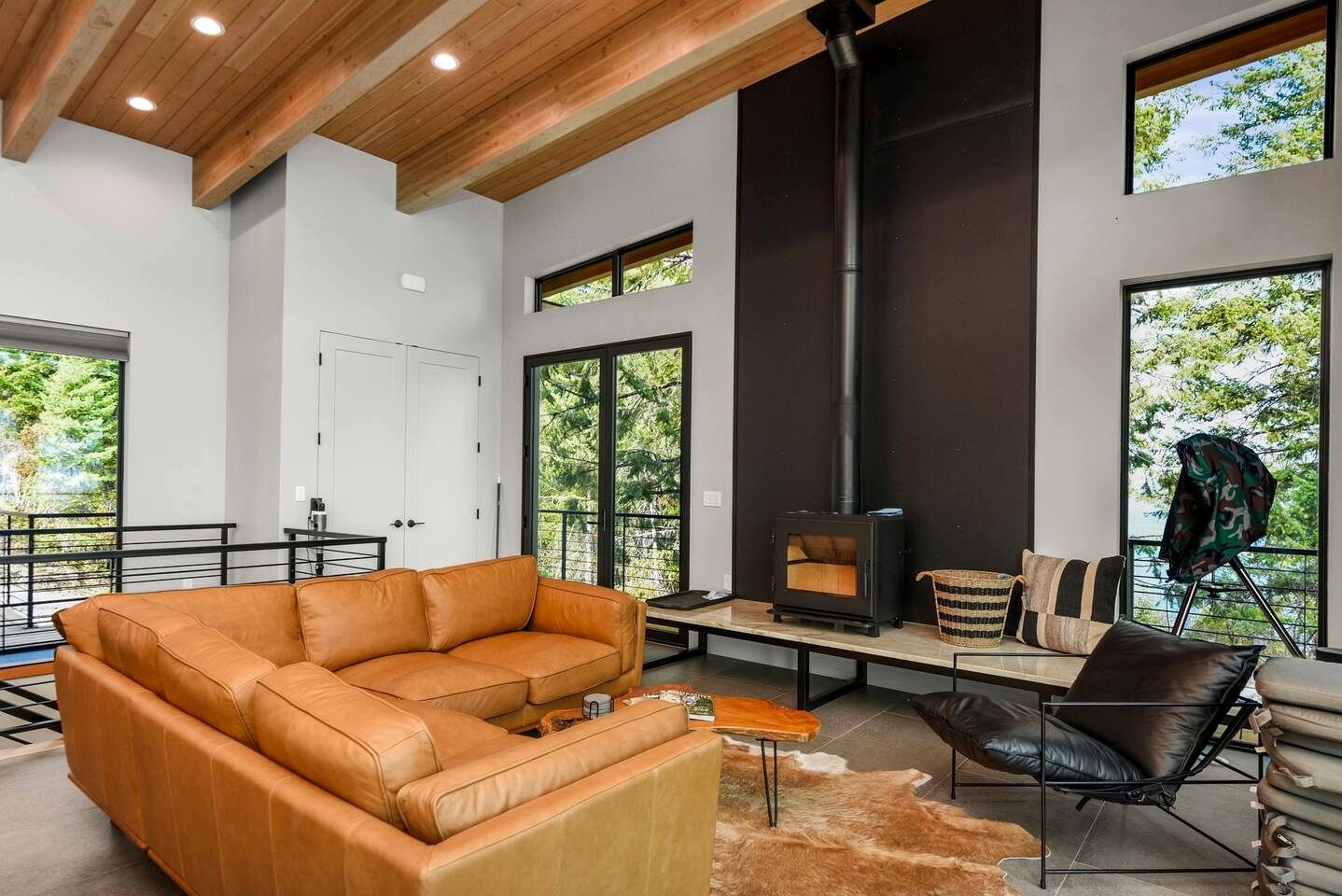 Stunning Designer Rental with Breathtaking Views for a Memorable Escape in Nature by Lake Pend Orielle in Idaho