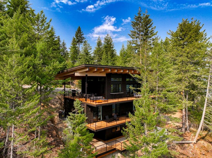 Stunning Designer Rental with Breathtaking Views for a Memorable Escape in Nature by Lake Pend Orielle in Idaho