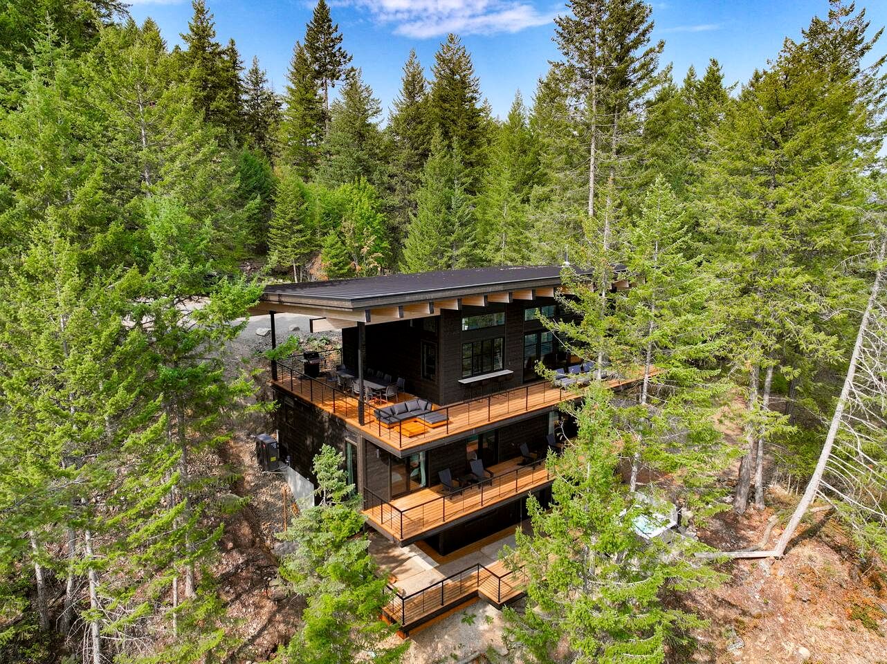 Stunning Designer Rental with Breathtaking Views for a Memorable Escape in Nature by Lake Pend Orielle in Idaho