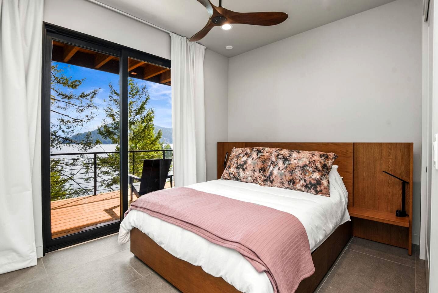 Stunning Designer Rental with Breathtaking Views for a Memorable Escape in Nature by Lake Pend Orielle in Idaho