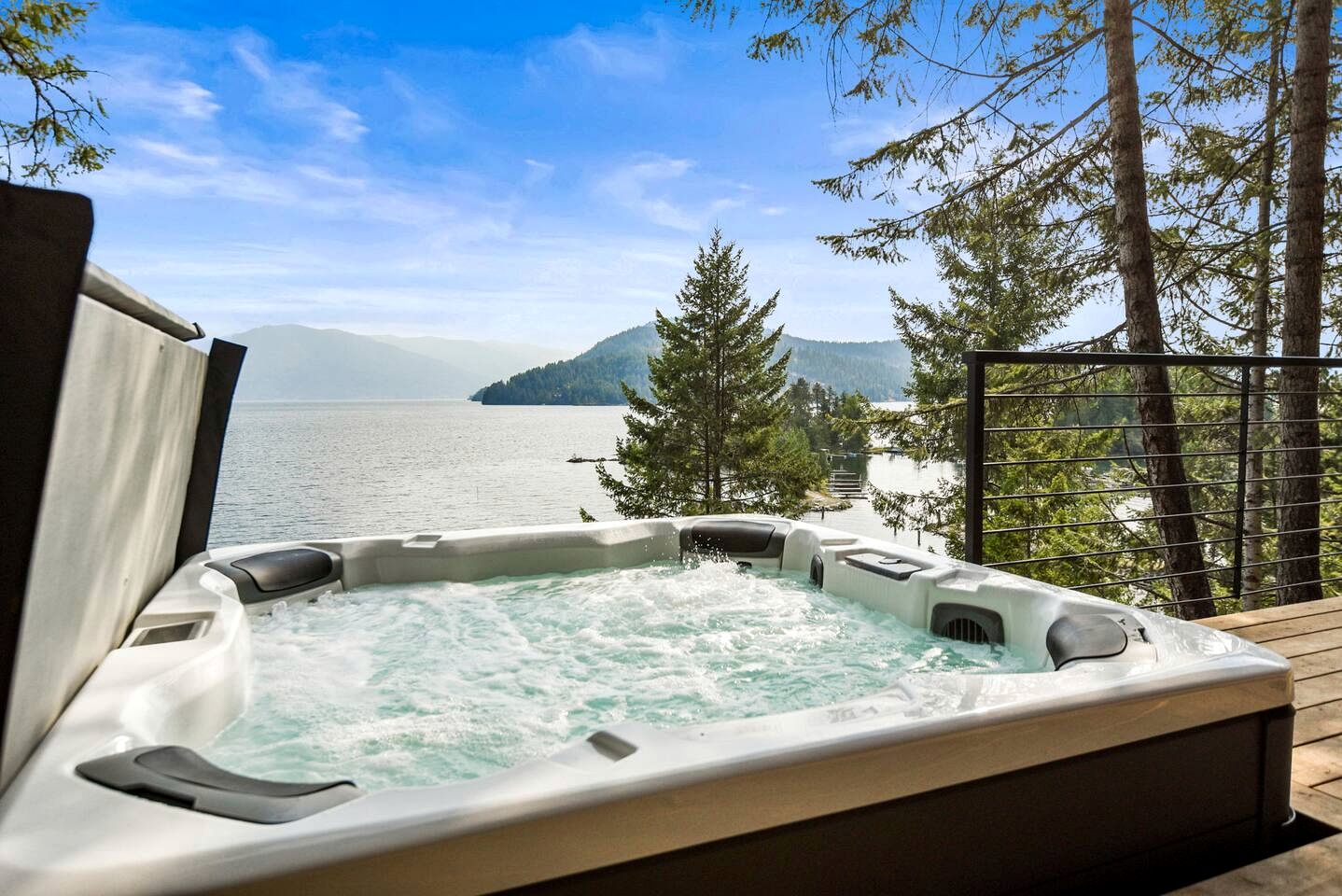 Stunning Designer Rental with Breathtaking Views for a Memorable Escape in Nature by Lake Pend Orielle in Idaho