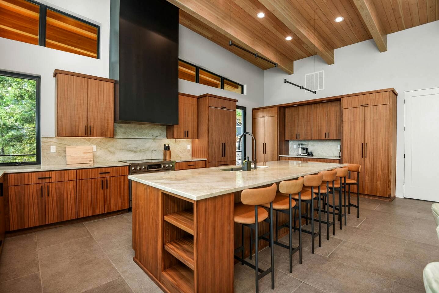 Stunning Designer Rental with Breathtaking Views for a Memorable Escape in Nature by Lake Pend Orielle in Idaho