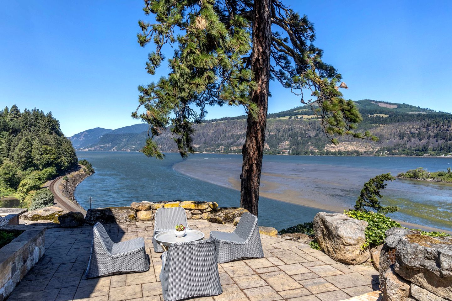 Pure Glamping Cottage with Breathtaking Views and Hot-tub in Hood River, Oregon