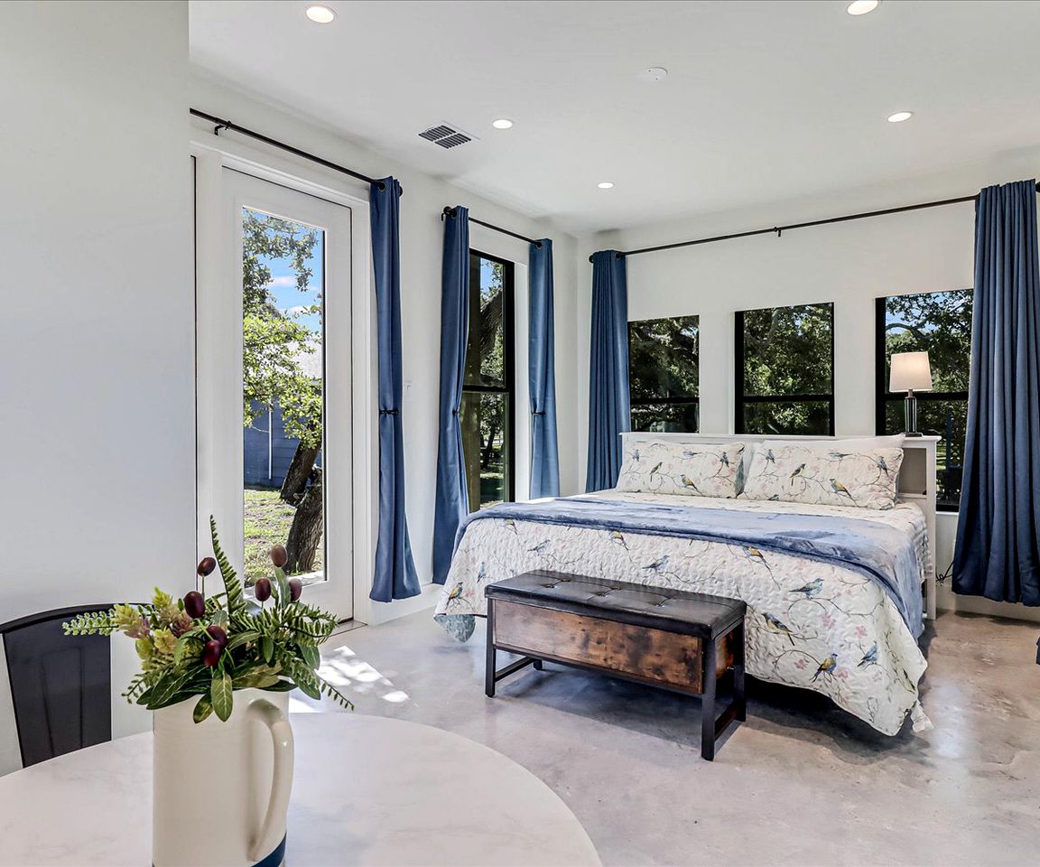 Cozy Modern Cottage with Oak Tree Views near the Pier in Rockport, Texas