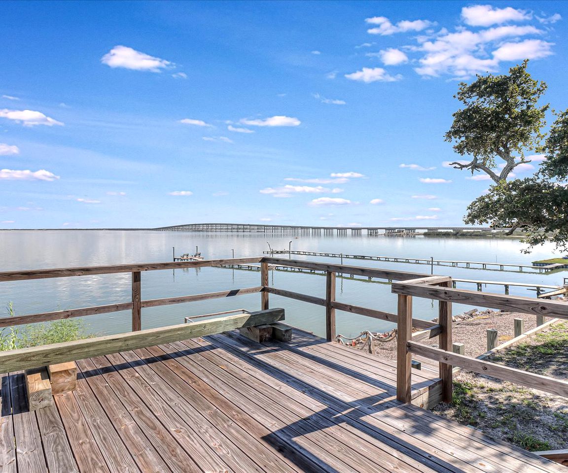 Cozy Modern Cottage with Oak Tree Views near the Pier in Rockport, Texas