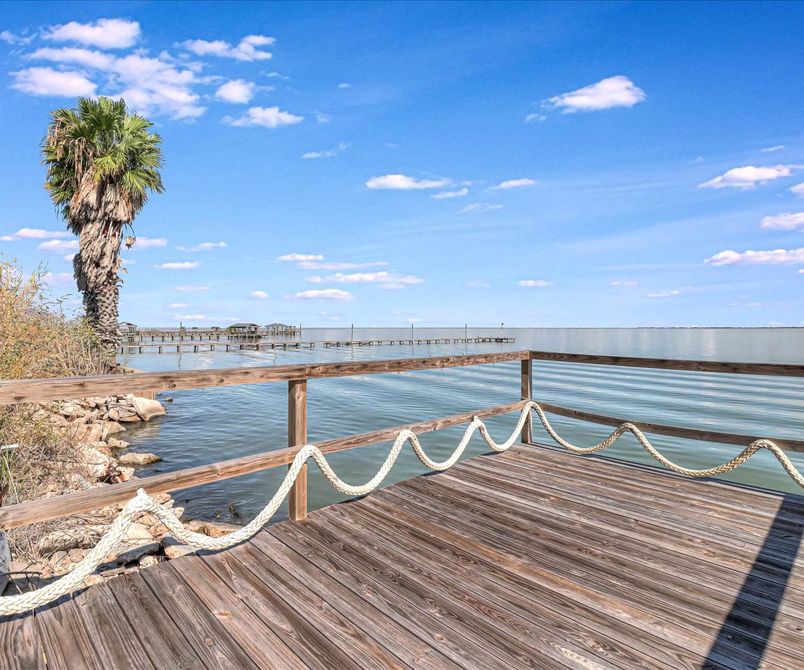 Cozy Modern Cottage with Oak Tree Views near the Pier in Rockport, Texas