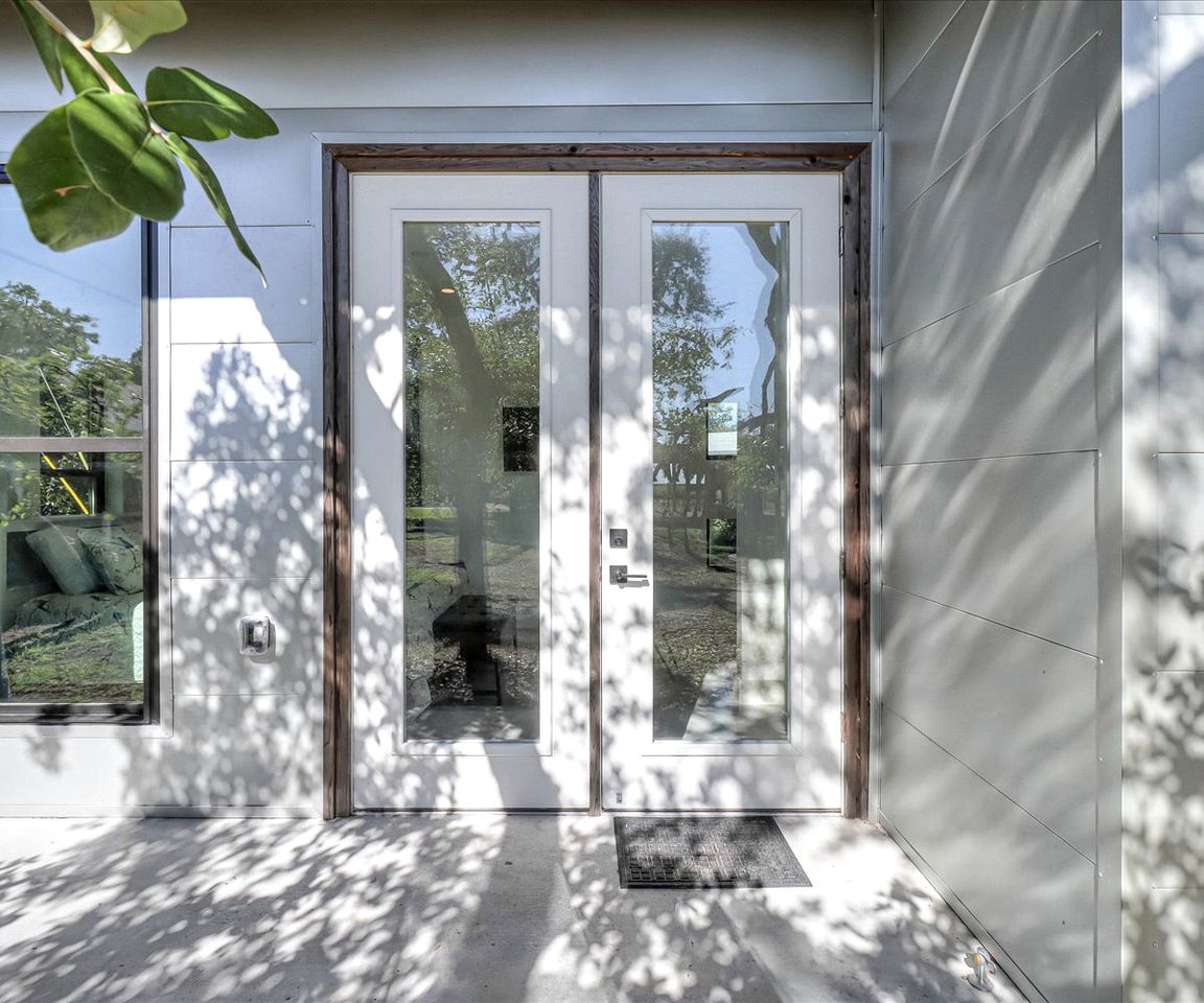Cozy Modern Cottage with Oak Tree Views near the Pier in Rockport, Texas