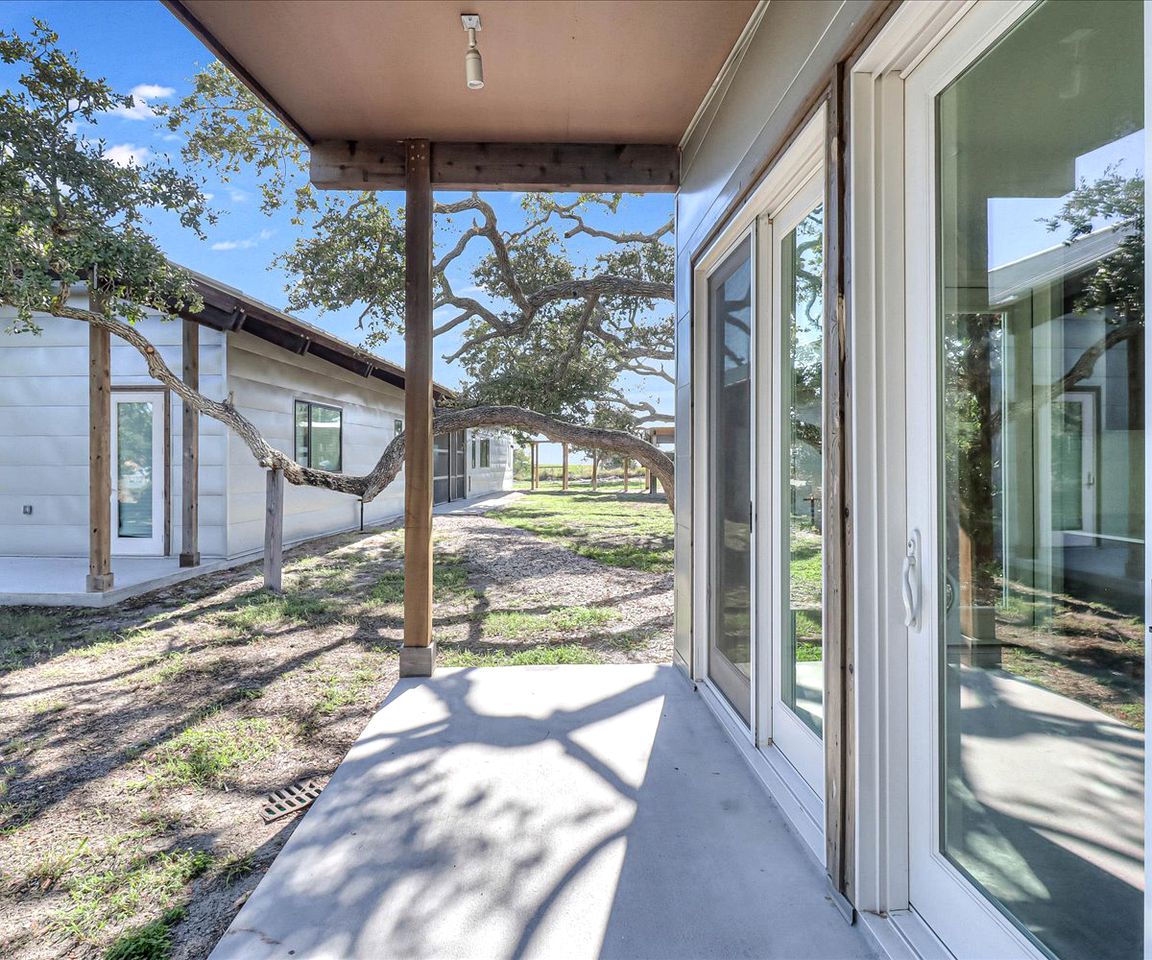 Cozy Modern Cottage with Oak Tree Views near the Pier in Rockport, Texas