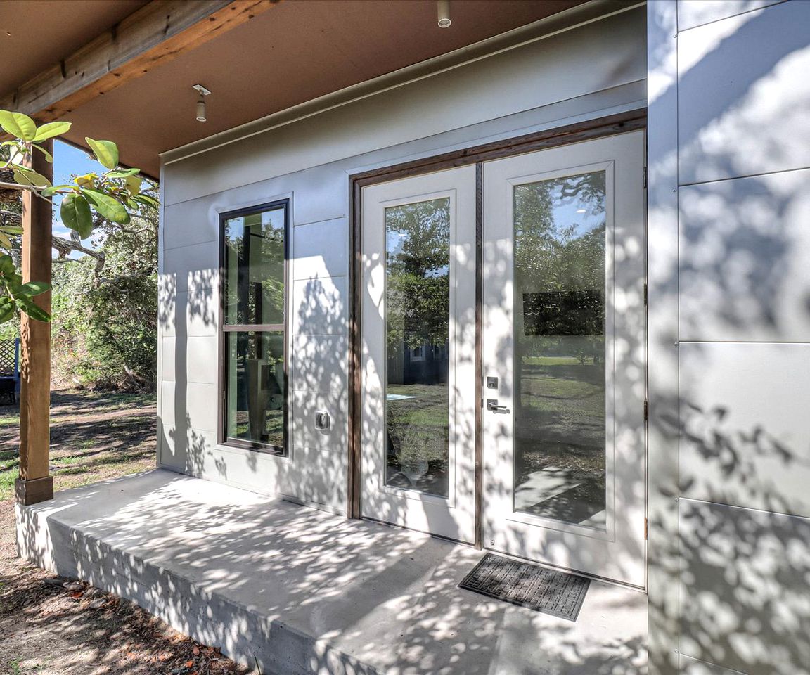 Cozy Modern Cottage with Oak Tree Views near the Pier in Rockport, Texas