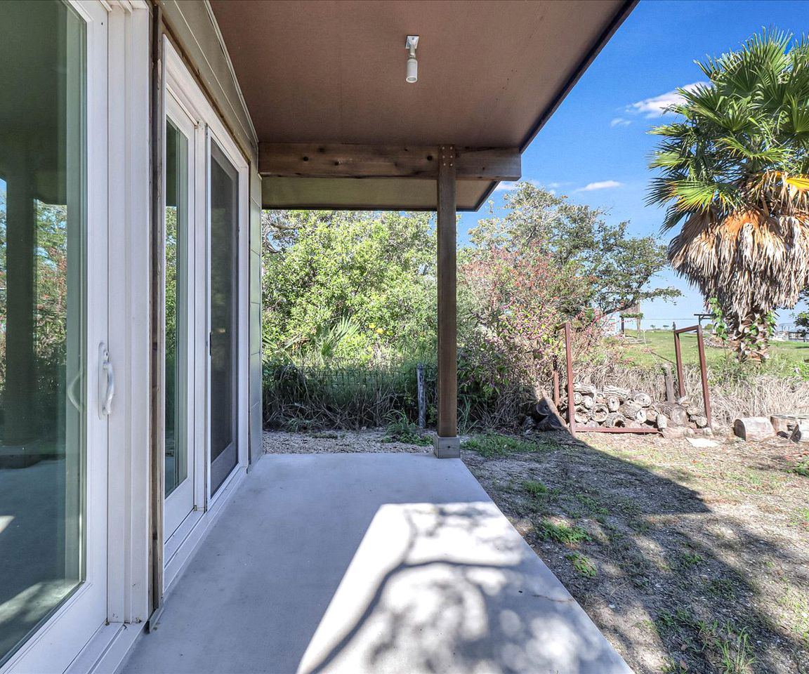 Cozy Modern Cottage with Oak Tree Views near the Pier in Rockport, Texas