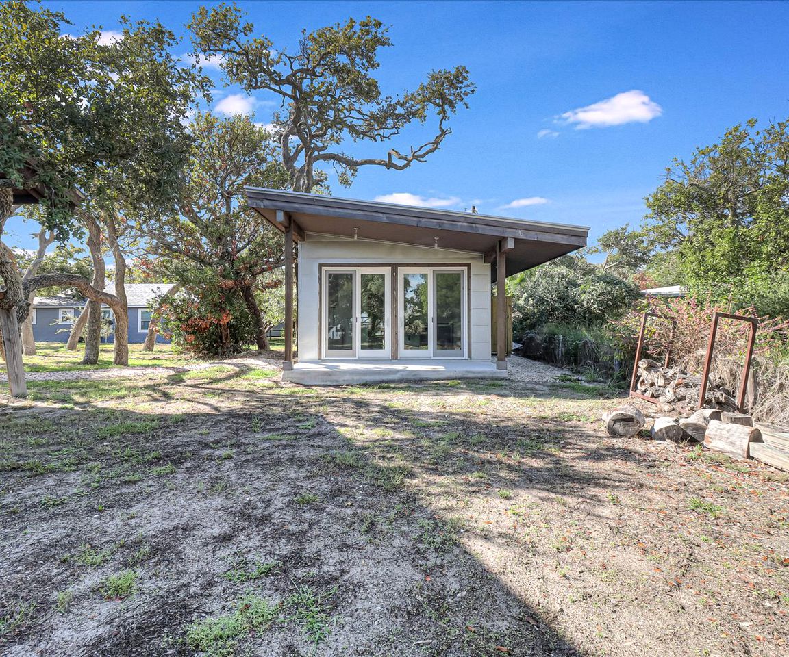 Cozy Modern Cottage with Oak Tree Views near the Pier in Rockport, Texas