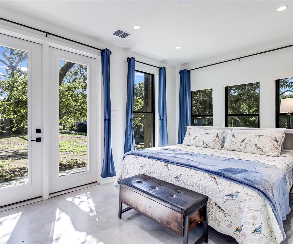 Cozy Modern Cottage with Oak Tree Views near the Pier in Rockport, Texas