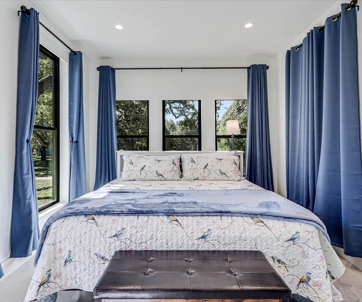 Cozy Modern Cottage with Oak Tree Views near the Pier in Rockport, Texas