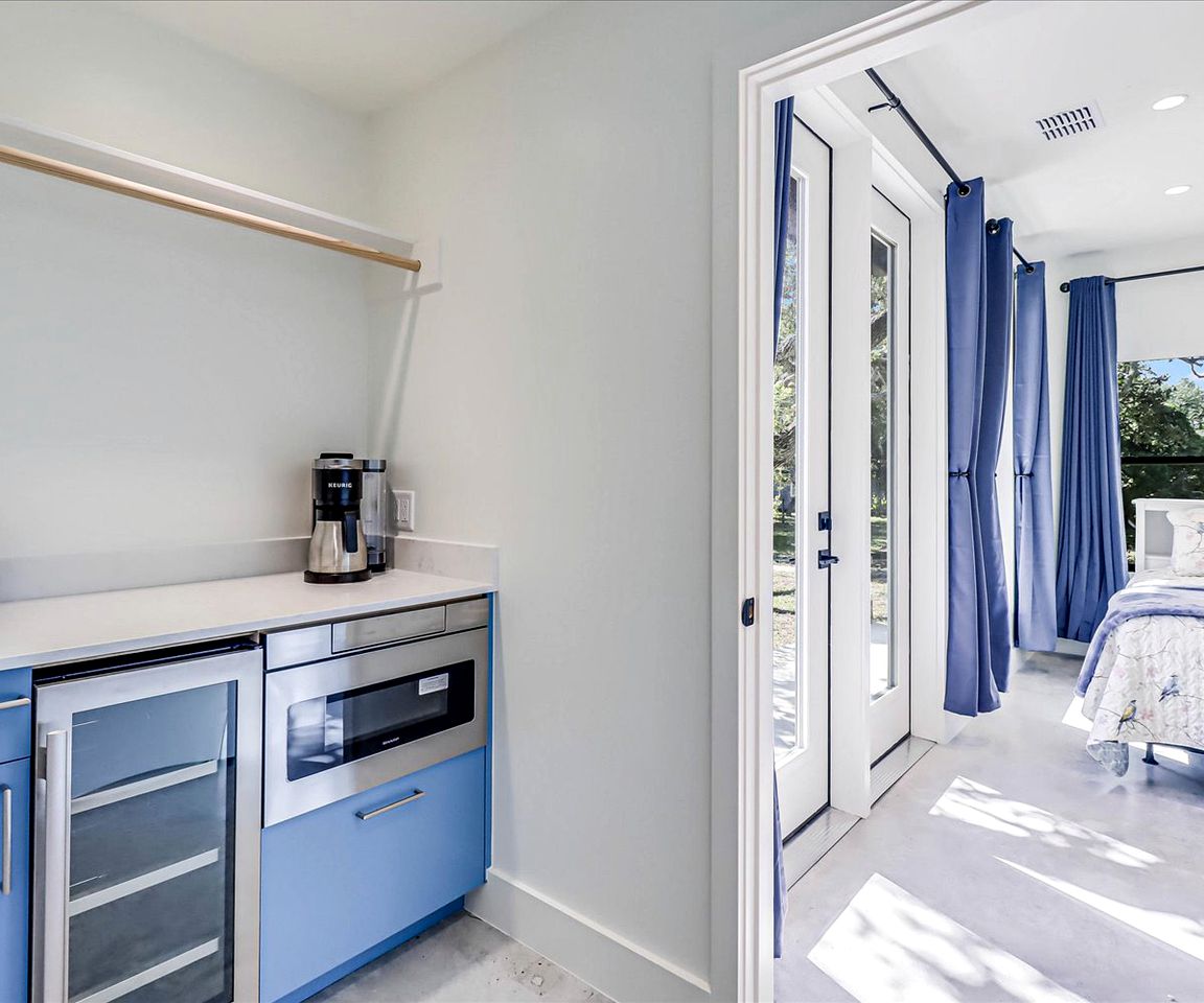 Cozy Modern Cottage with Oak Tree Views near the Pier in Rockport, Texas