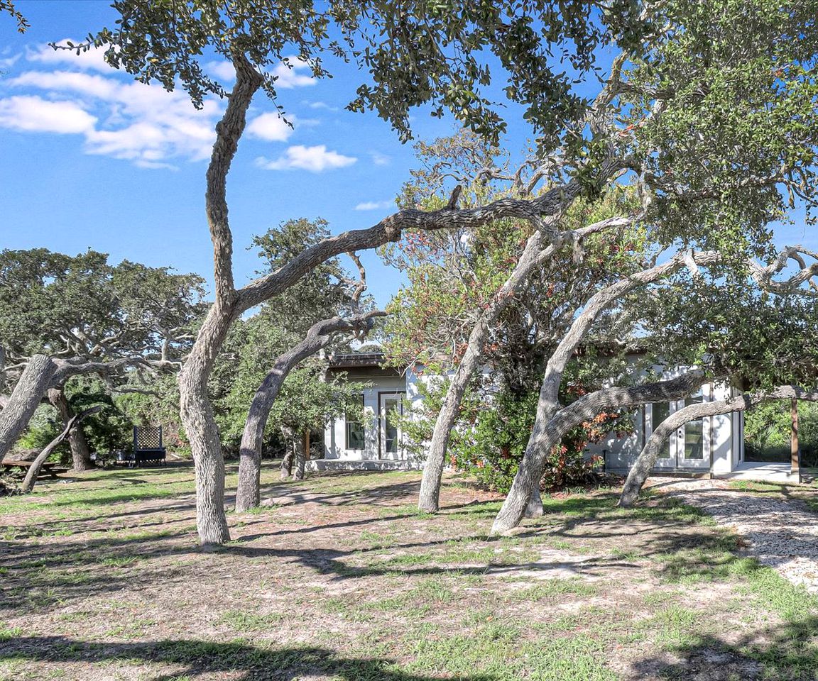 Cozy Modern Cottage with Oak Tree Views near the Pier in Rockport, Texas