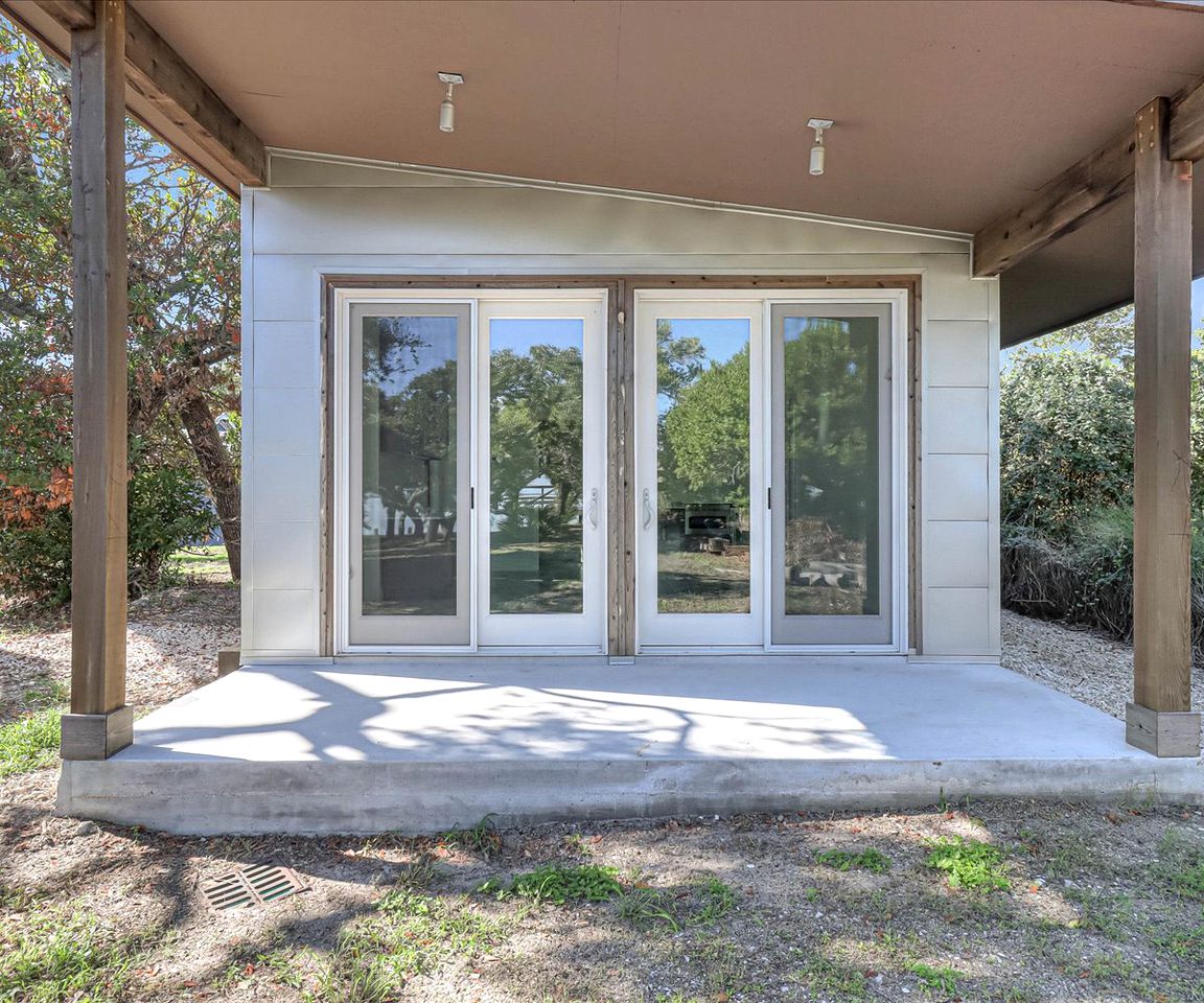 Cozy Modern Cottage with Oak Tree Views near the Pier in Rockport, Texas