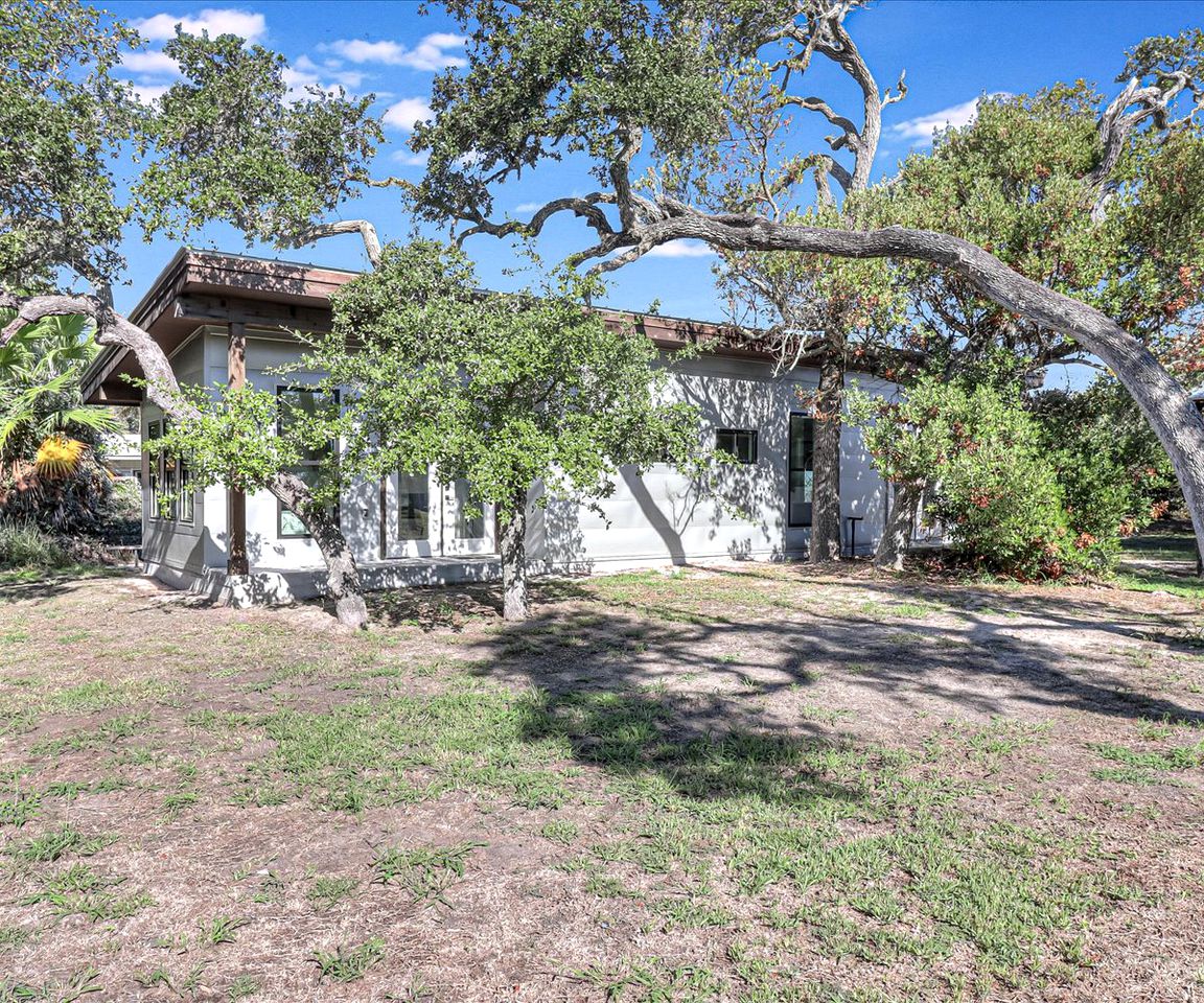 Cozy Modern Cottage with Oak Tree Views near the Pier in Rockport, Texas