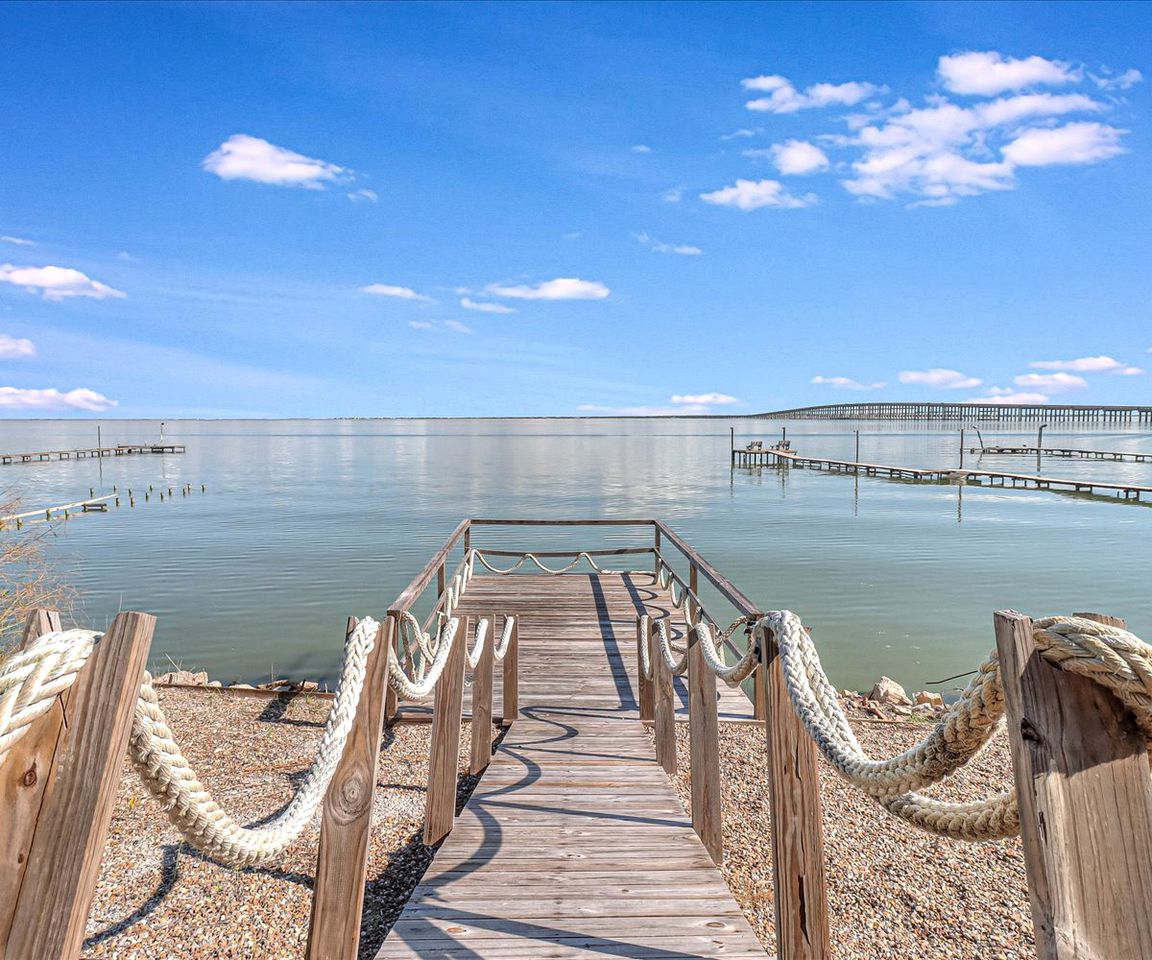 Cozy Modern Cottage with Oak Tree Views near the Pier in Rockport, Texas