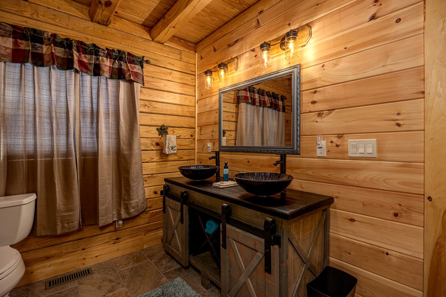 Panoramic Perfection: Luxurious Cabin with Unobstructed Views of Great Smoky Peaks!