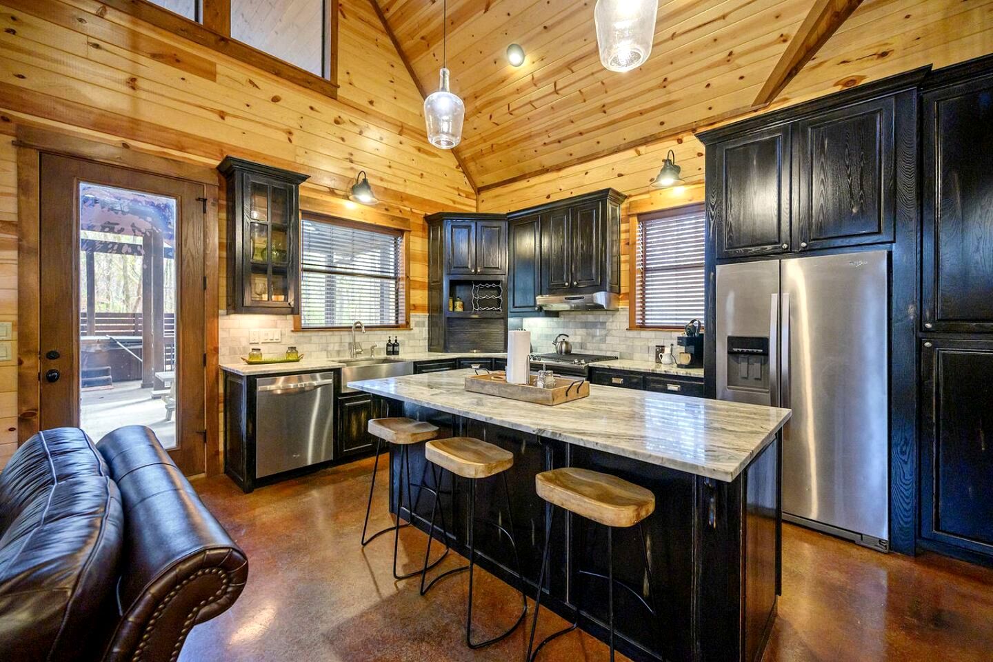 Luxury Cabin with Hot Tub & Game Room Retreat in Broken Bow, Oklahoma