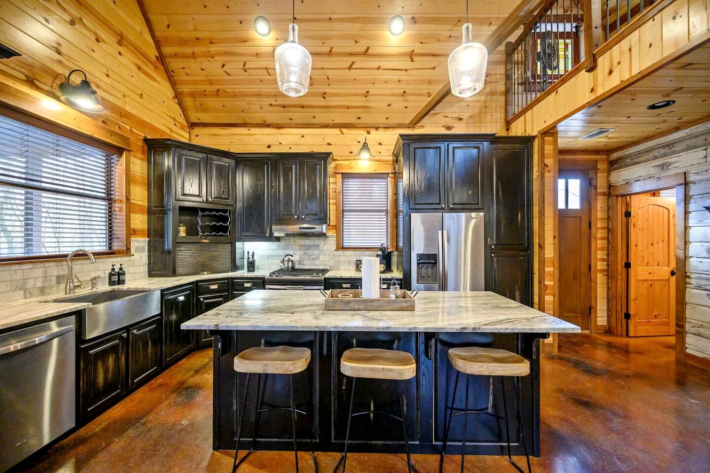 Luxury Cabin with Hot Tub & Game Room Retreat in Broken Bow, Oklahoma