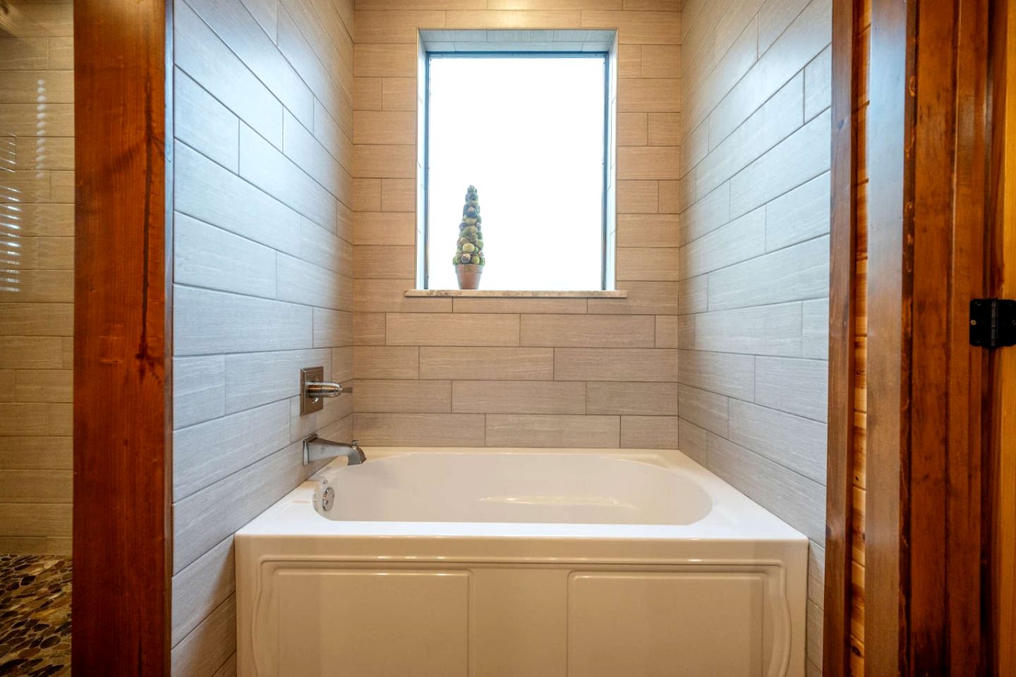 Luxury Cabin with Hot Tub & Game Room Retreat in Broken Bow, Oklahoma