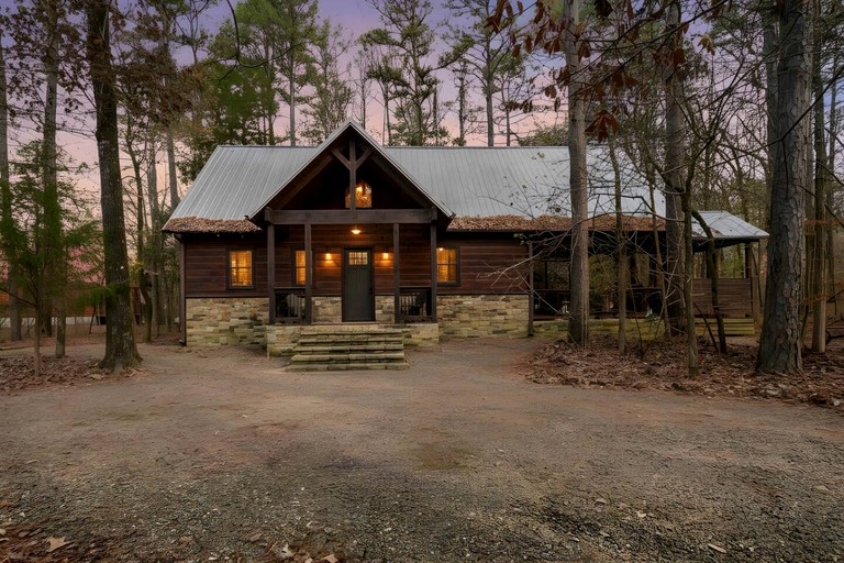 Luxury Cabin with Hot Tub & Game Room Retreat in Broken Bow, Oklahoma