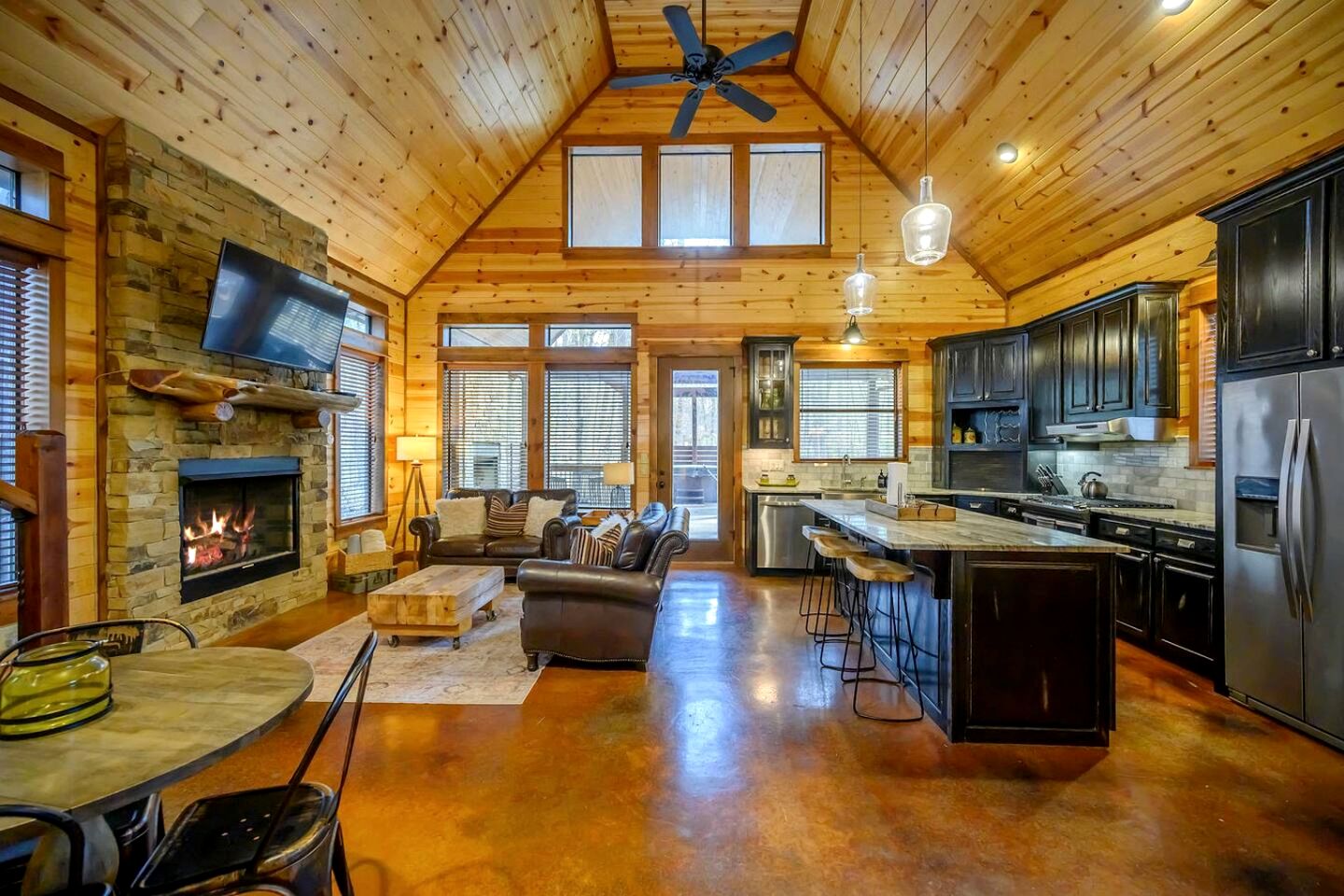 Luxury Cabin with Hot Tub & Game Room Retreat in Broken Bow, Oklahoma