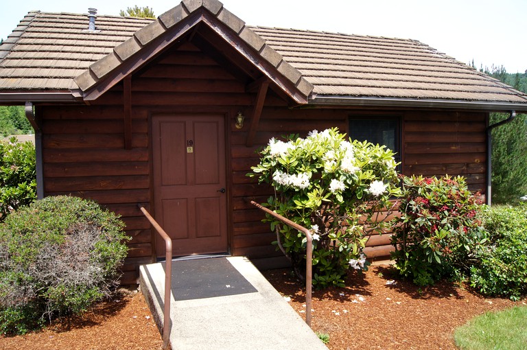 Cabins (Elkton, Oregon, United States)