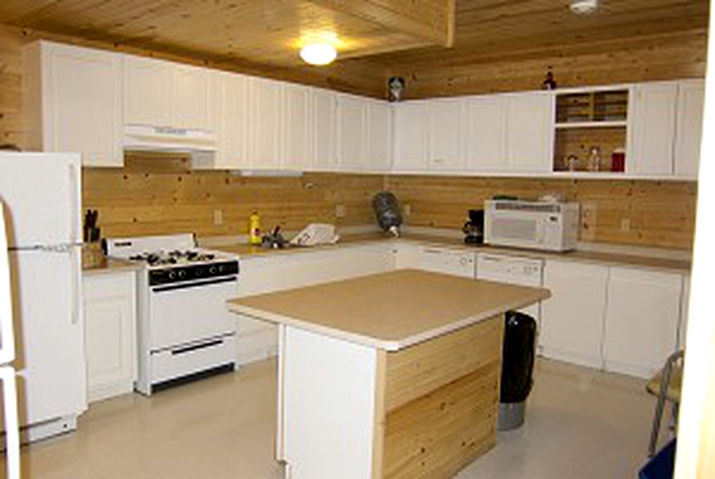 Lakeside Lodge Perfect for Large Groups near Armstrong, Ontario