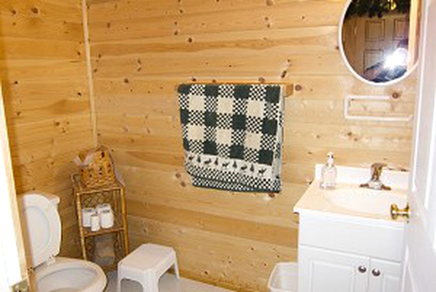 Lakeside Lodge Perfect for Large Groups near Armstrong, Ontario