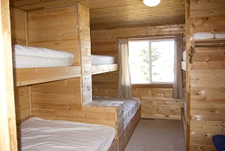 Cabins (Kabitotikwia Lake, Ontario, Canada)