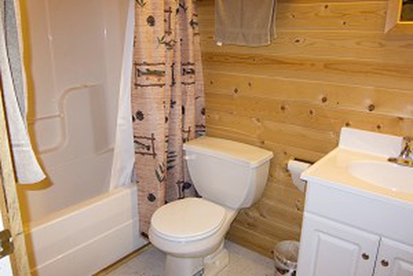 Lakeside Lodge Perfect for Large Groups near Armstrong, Ontario