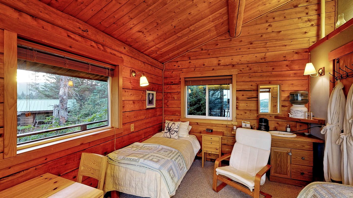 Rustic Cabin Rental with Mountain Views in Kachemak Bay State Park in Alaska