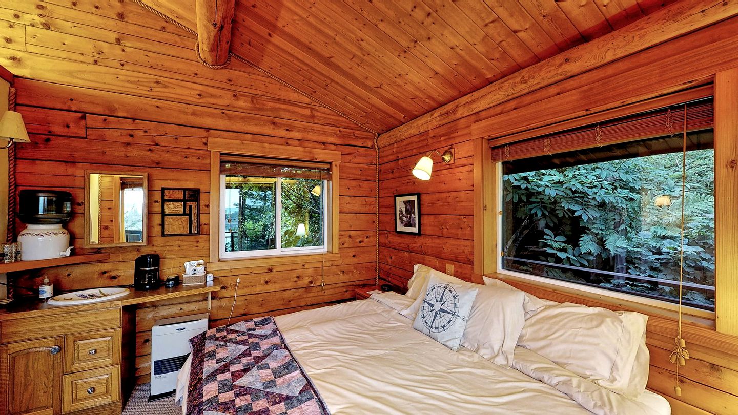 Rustic Cabin Rental with Mountain Views in Kachemak Bay State Park in Alaska