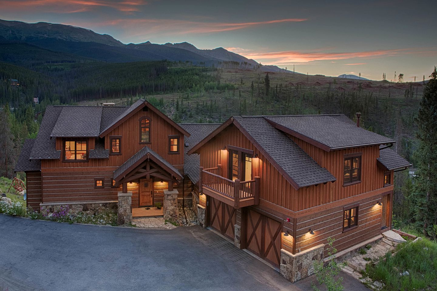 Sublime Breckenridge Lodge with Sweeping Views