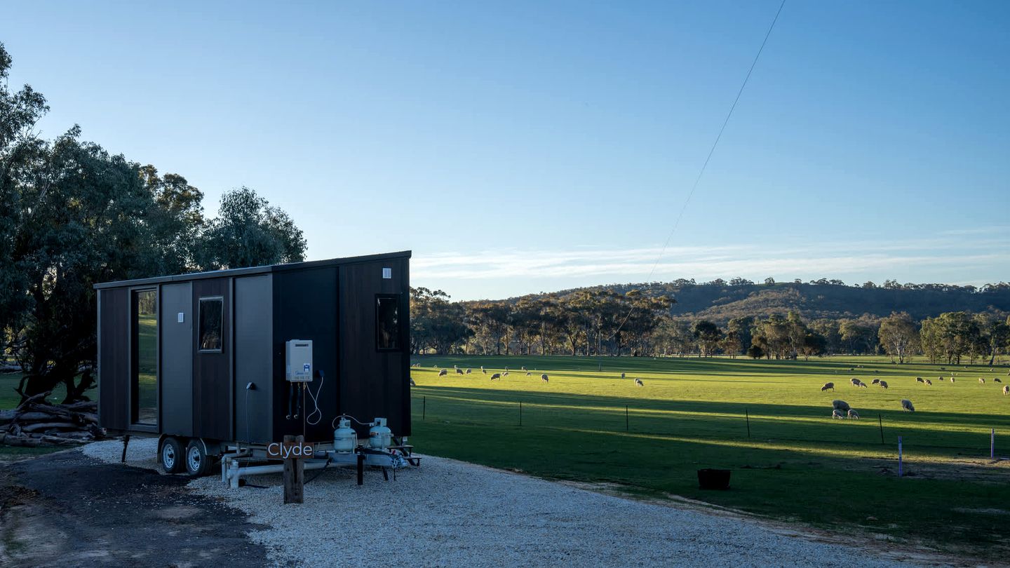 Tranquil Tiny House Farm Stay with Rolling Hill Views near Grampians, Warrenmang Victoria