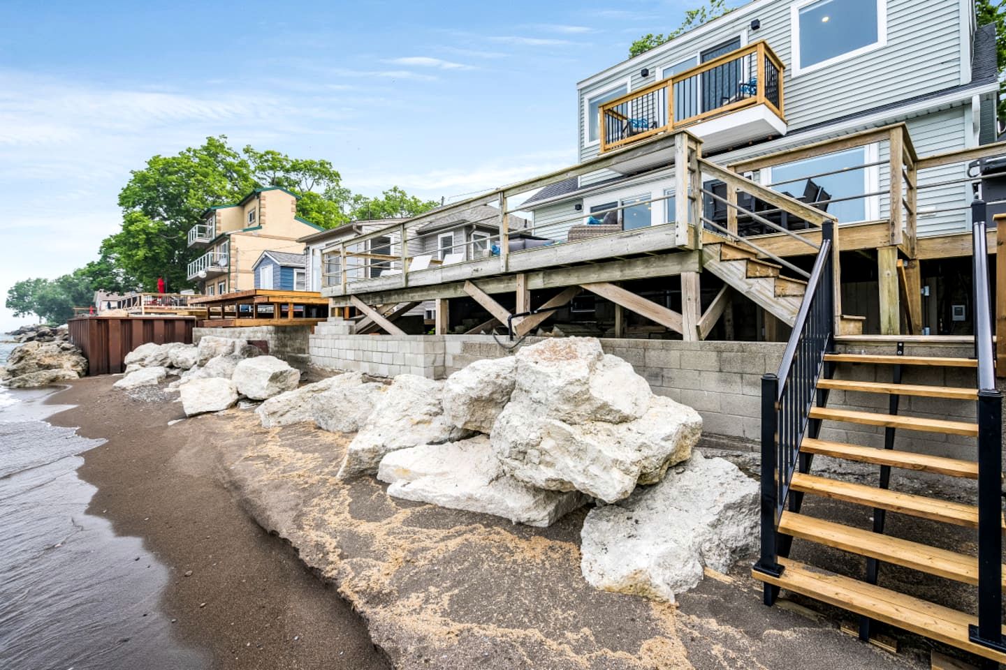 Coast Rental with Hot-Tub and Equipped Deck in Ontario
