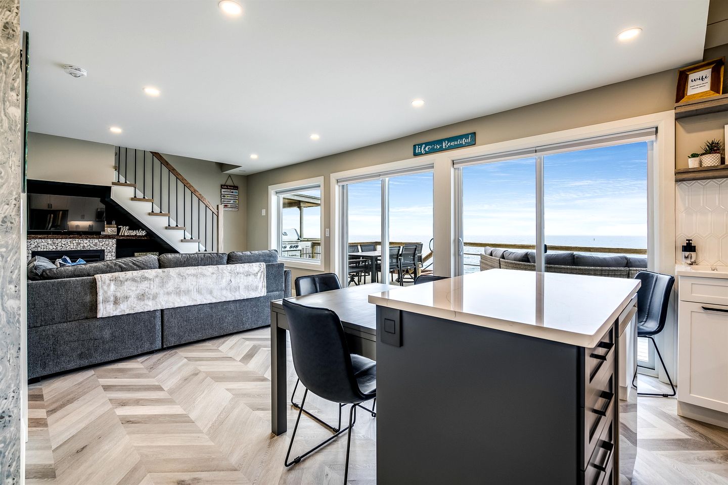 Coast Rental with Hot-Tub and Equipped Deck in Ontario