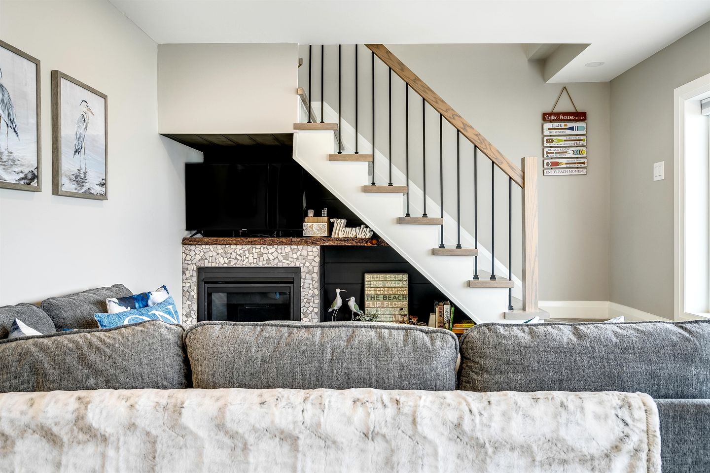 Coast Rental with Hot-Tub and Equipped Deck in Ontario