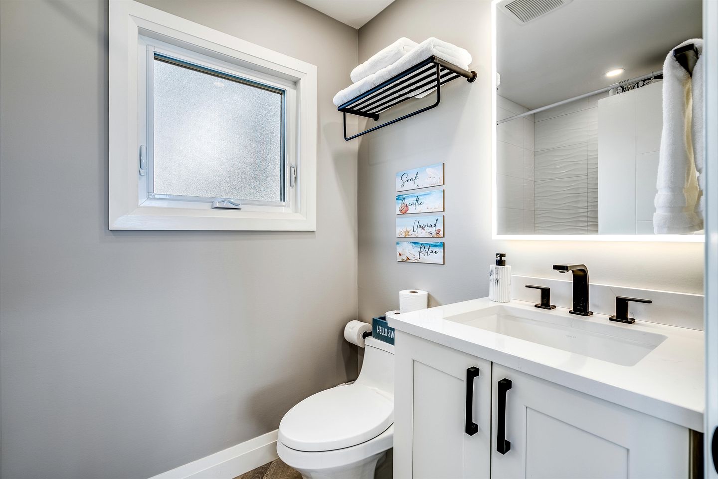 Coast Rental with Hot-Tub and Equipped Deck in Ontario