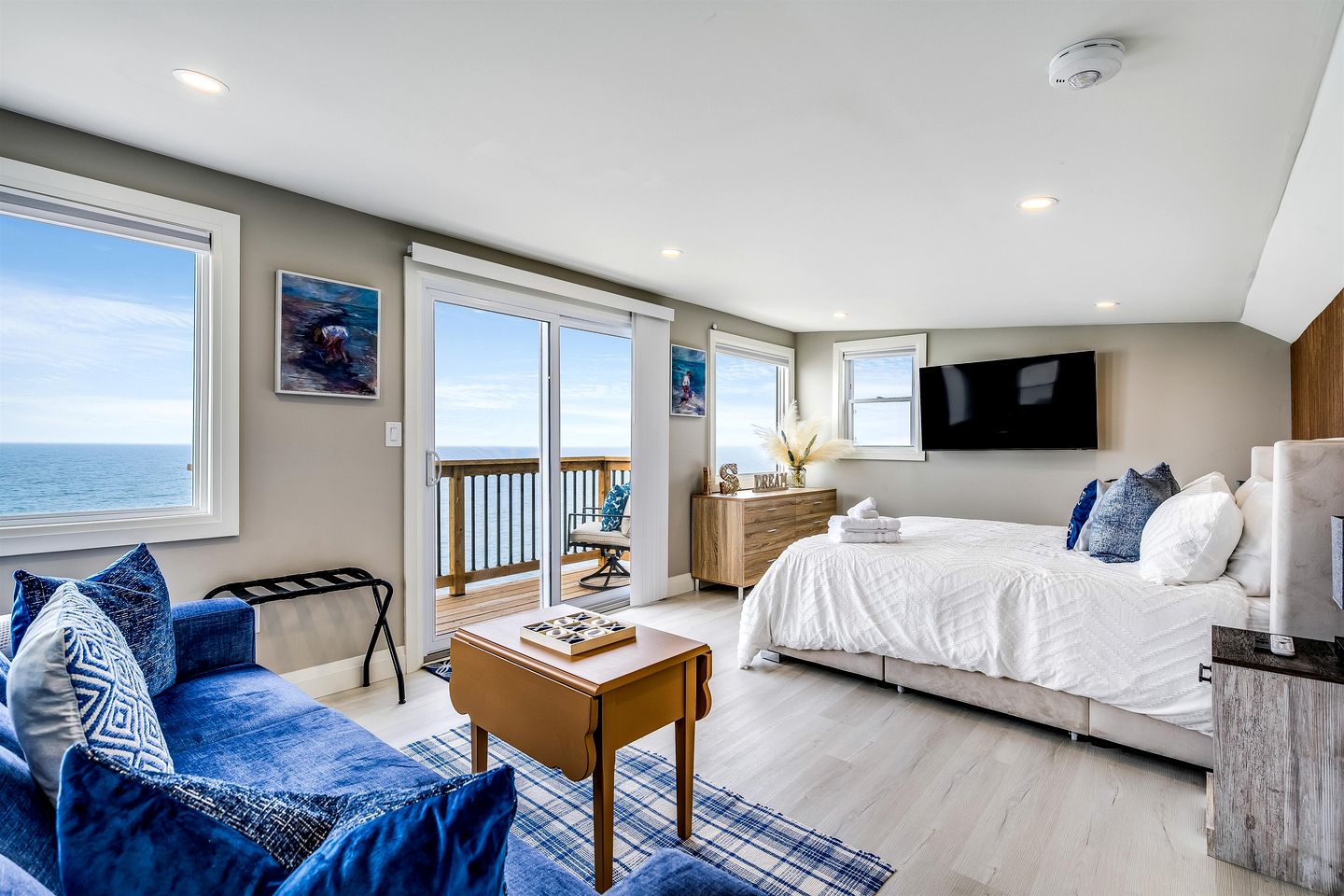 Coast Rental with Hot-Tub and Equipped Deck in Ontario