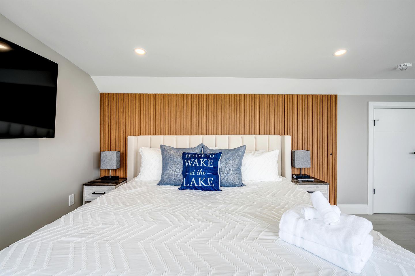 Coast Rental with Hot-Tub and Equipped Deck in Ontario