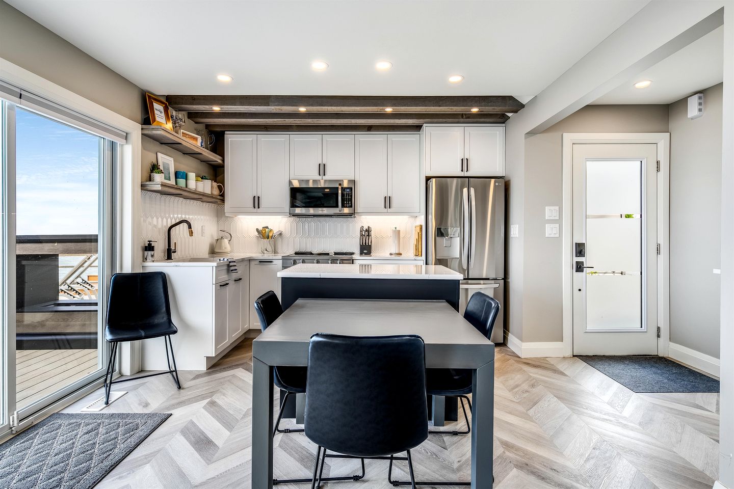 Coast Rental with Hot-Tub and Equipped Deck in Ontario