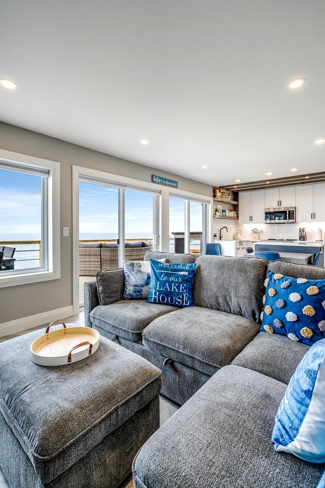 Coast Rental with Hot-Tub and Equipped Deck in Ontario