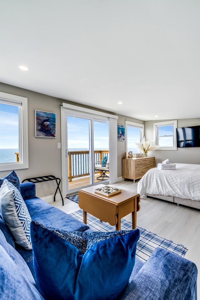 Coast Rental with Hot-Tub and Equipped Deck in Ontario