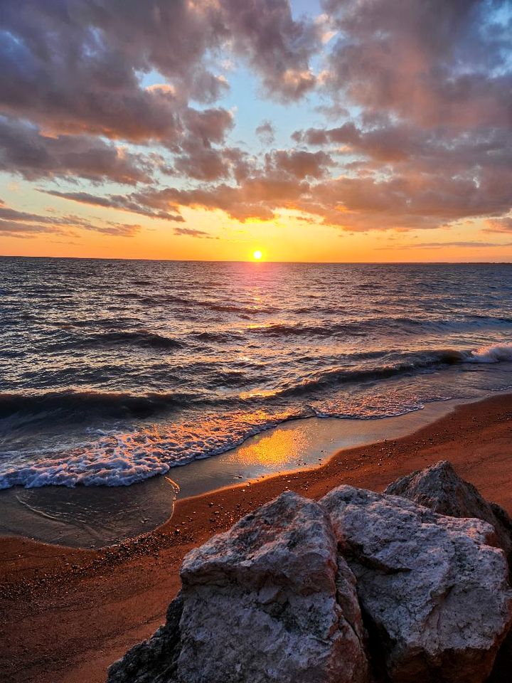 Coast Rental with Hot-Tub and Equipped Deck in Ontario