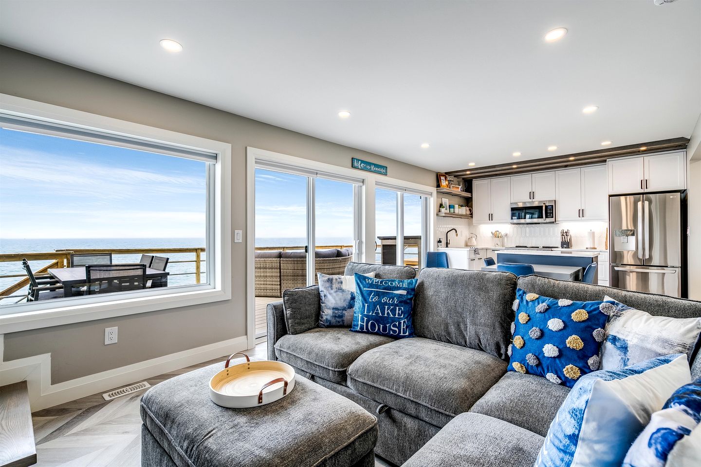 Coast Rental with Hot-Tub and Equipped Deck in Ontario