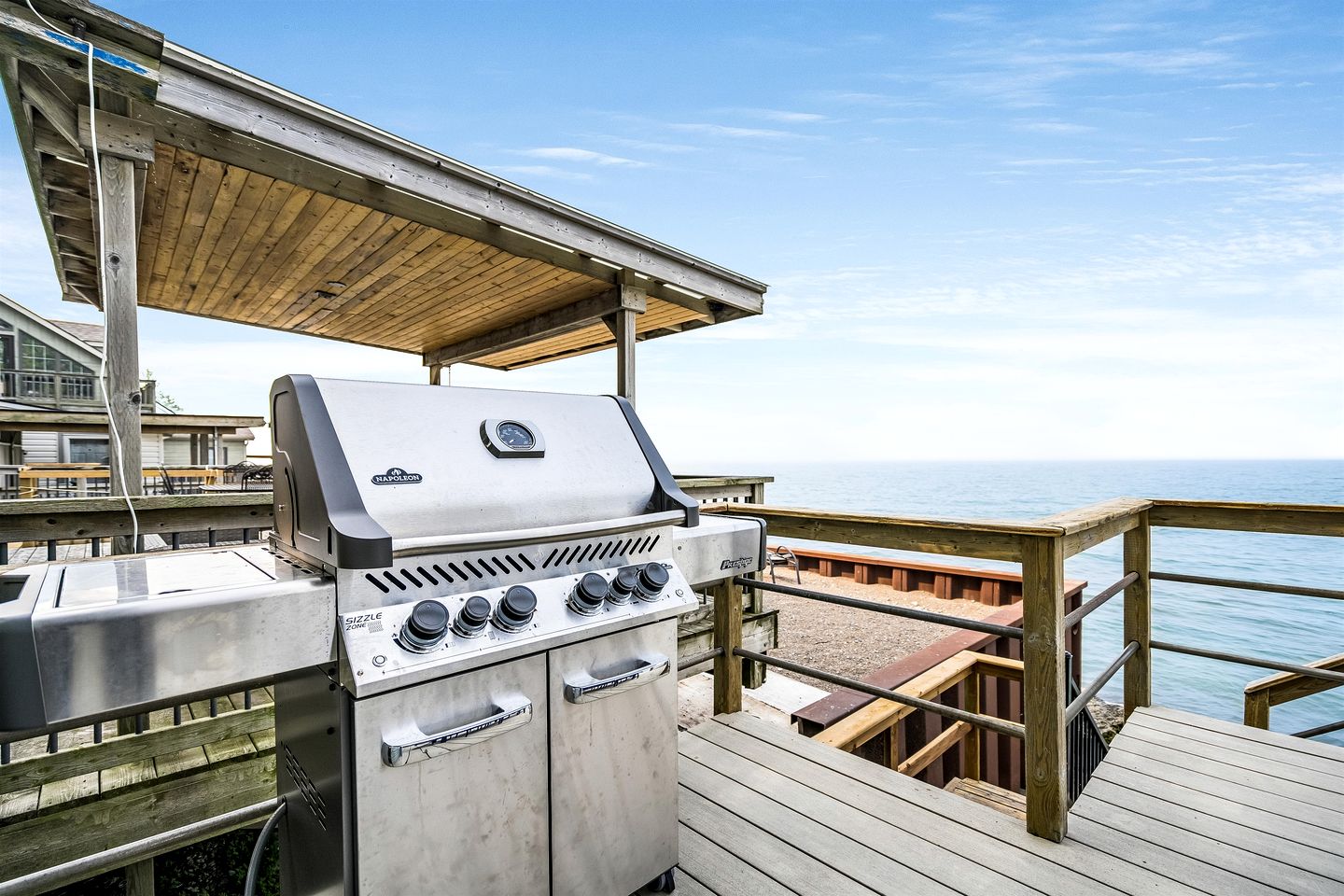 Coast Rental with Hot-Tub and Equipped Deck in Ontario