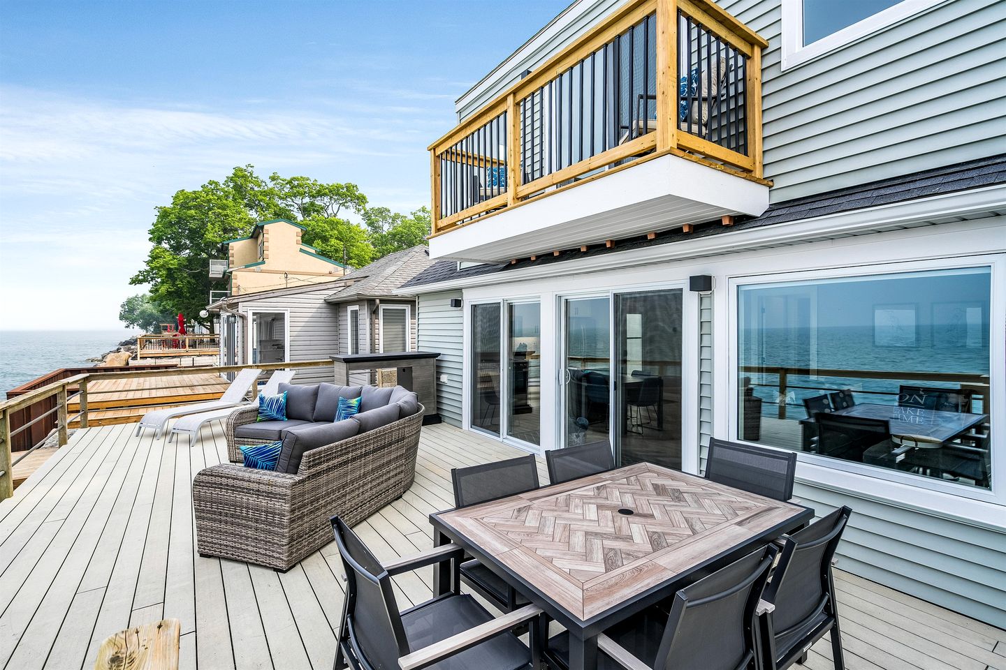 Coast Rental with Hot-Tub and Equipped Deck in Ontario